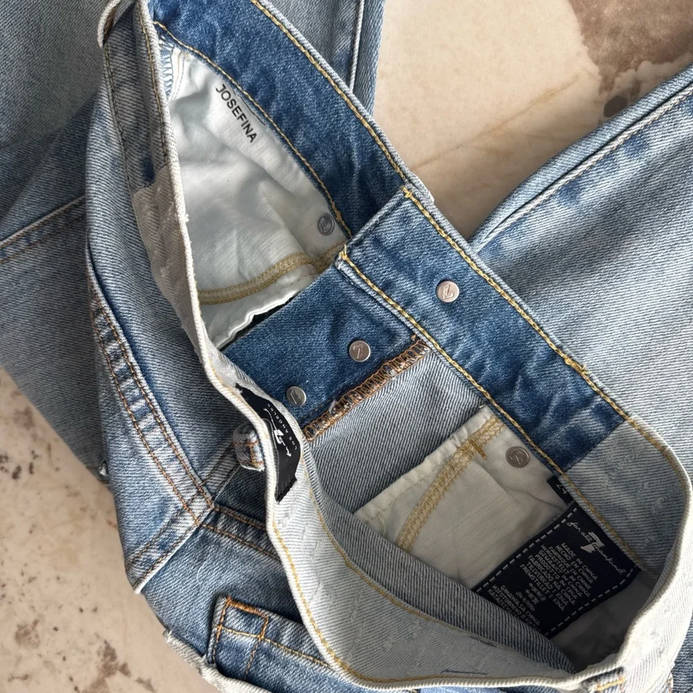 EUC 7 for All Mankind Light Wash Women's Skinny Jeans with Subtle Distress - Picture 9 of 9